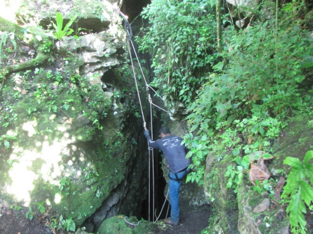  Descente en rappel dans les grottes 